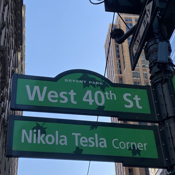 L’attribut alt de cette image est vide, son nom de fichier est Nikola-Tesla-Corner-NYC-0727.jpg.